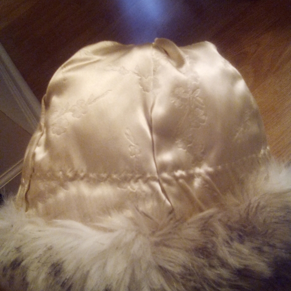 White W/black faux fur Cossack hat 1970s Russia - Picture 5 of 6